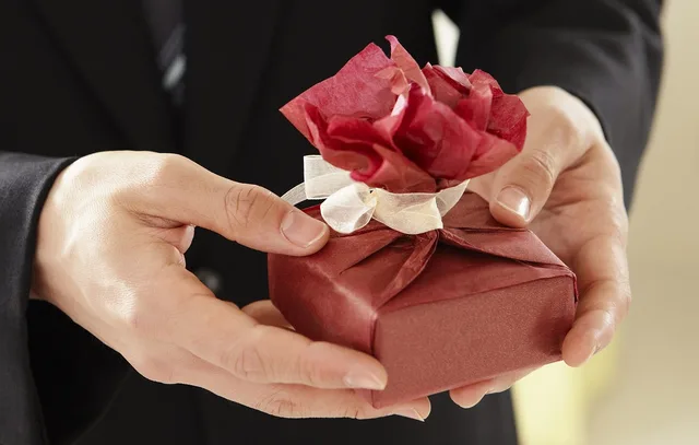 gift, give gifts, gift, gift, gift, gift, gift, give gifts. Explaining renewal behaviour to gift purchasers